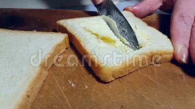 手在面包上涂黄油，开胃菜涂黄油
